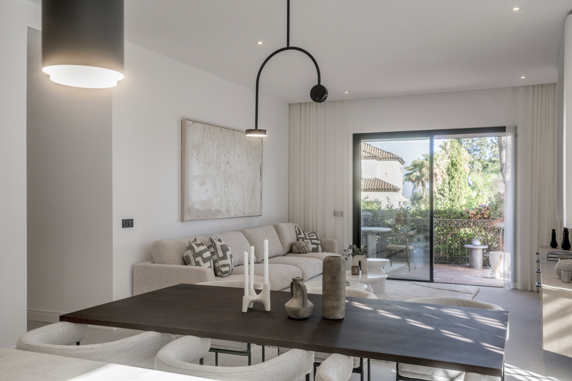 Set within one of Marbella’s most hidden and secure residential enclaves, this apartment offers a rare combination of refined design and exceptional privacy.