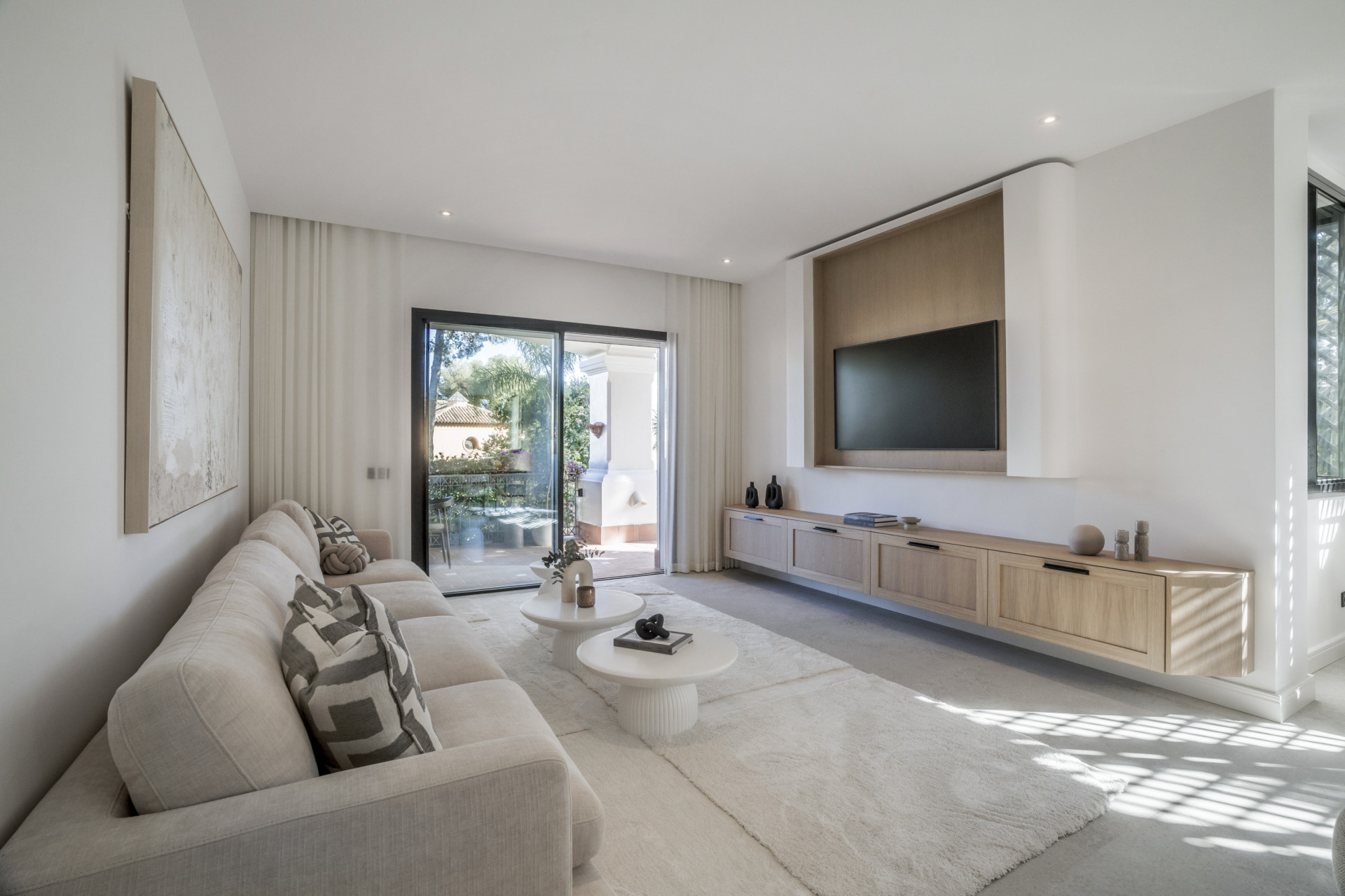 Set within one of Marbella’s most hidden and secure residential enclaves, this apartment offers a rare combination of refined design and exceptional privacy.