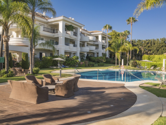 Set within one of Marbella’s most hidden and secure residential enclaves, this apartment offers a rare combination of refined design and exceptional privacy.
