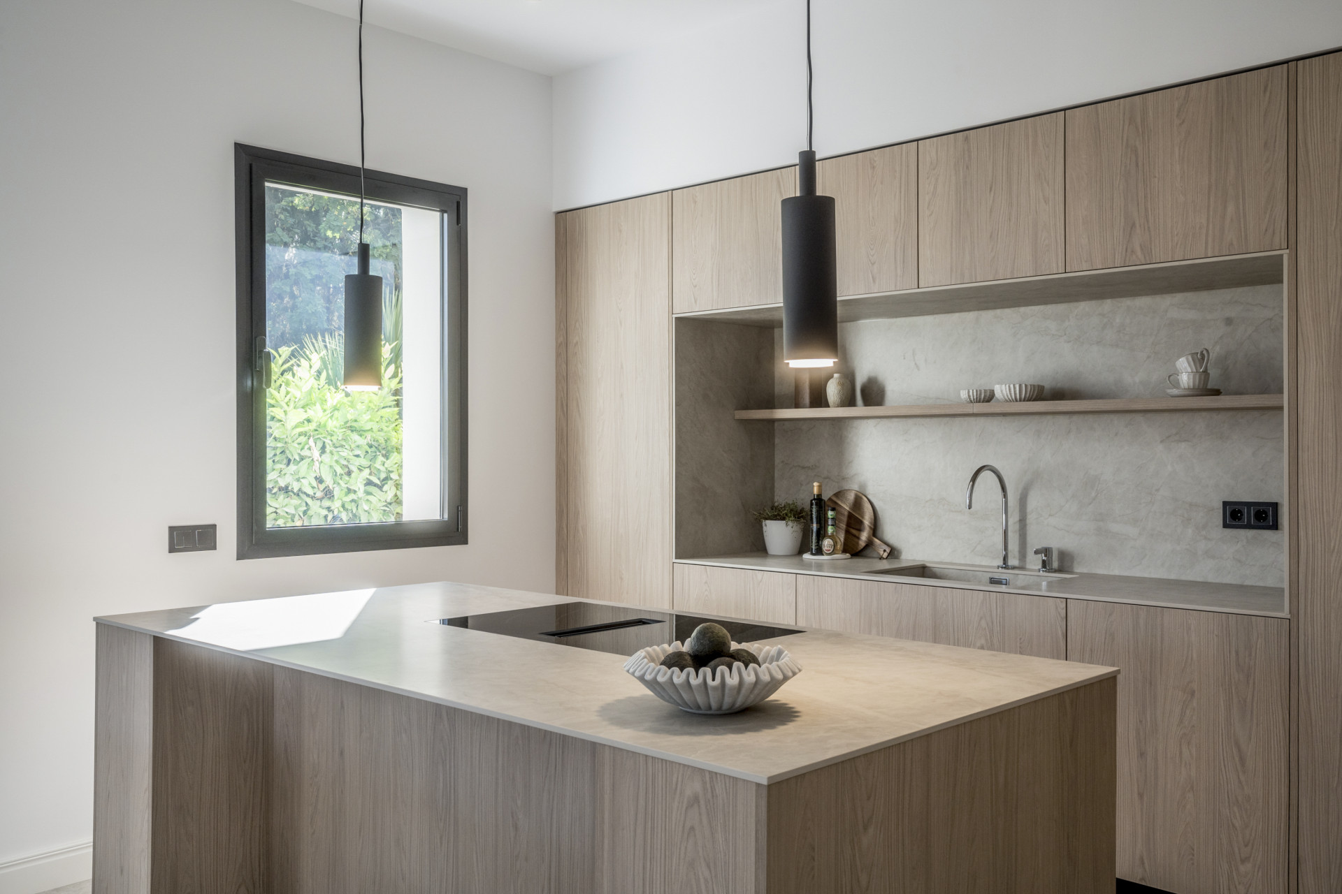 Set within one of Marbella’s most hidden and secure residential enclaves, this apartment offers a rare combination of refined design and exceptional privacy.