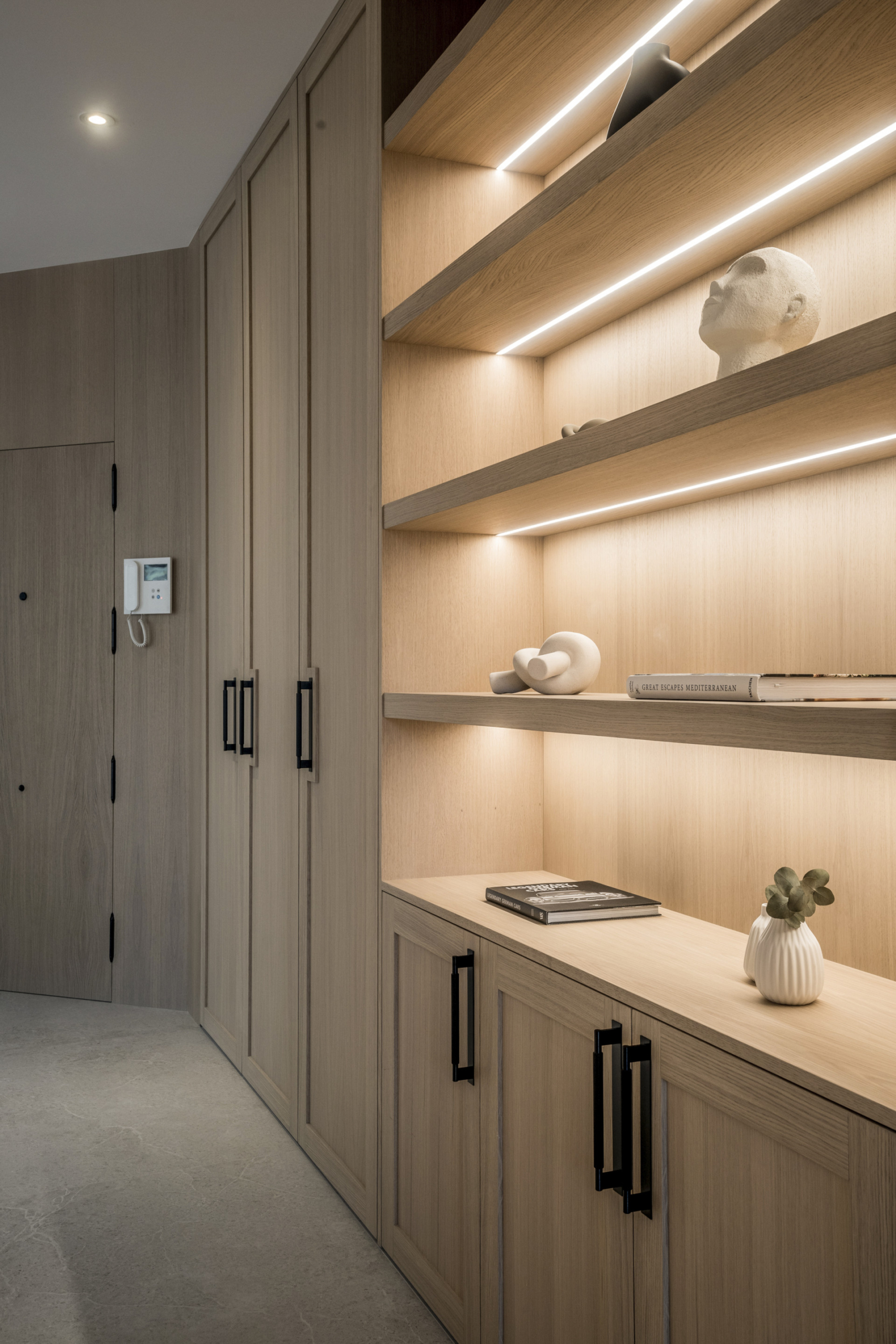 Set within one of Marbella’s most hidden and secure residential enclaves, this apartment offers a rare combination of refined design and exceptional privacy.