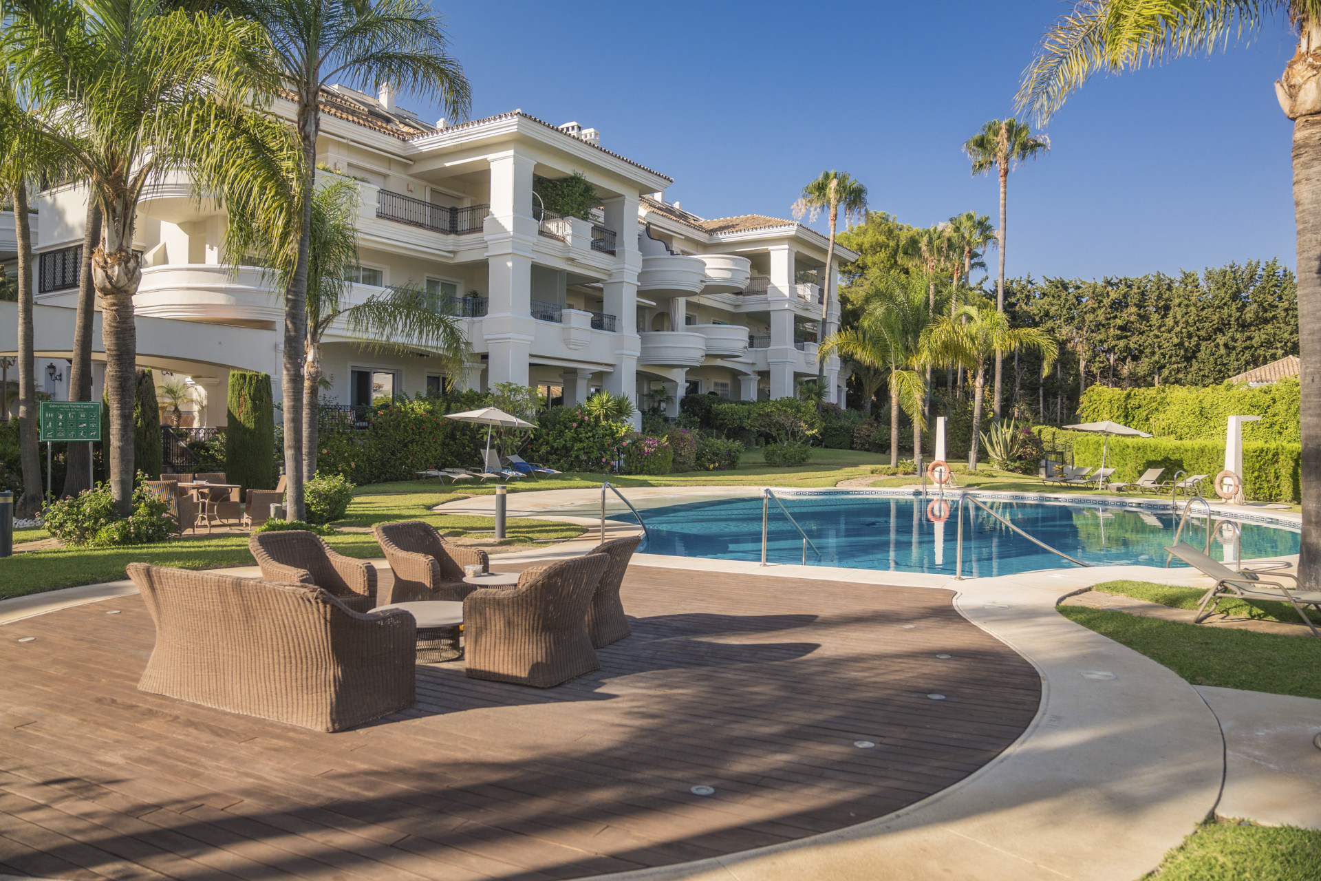Set within one of Marbella’s most hidden and secure residential enclaves, this apartment offers a rare combination of refined design and exceptional privacy.