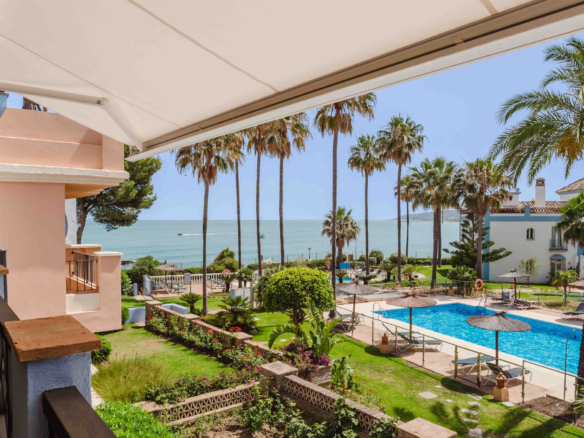 Strandnahe Wohnung in Erster Meereslinie in Casares – Südwestlage mit Meer-, Garten- und Poolblick