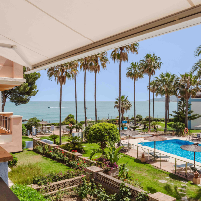 Strandnahe Wohnung in Erster Meereslinie in Casares – Südwestlage mit Meer-, Garten- und Poolblick