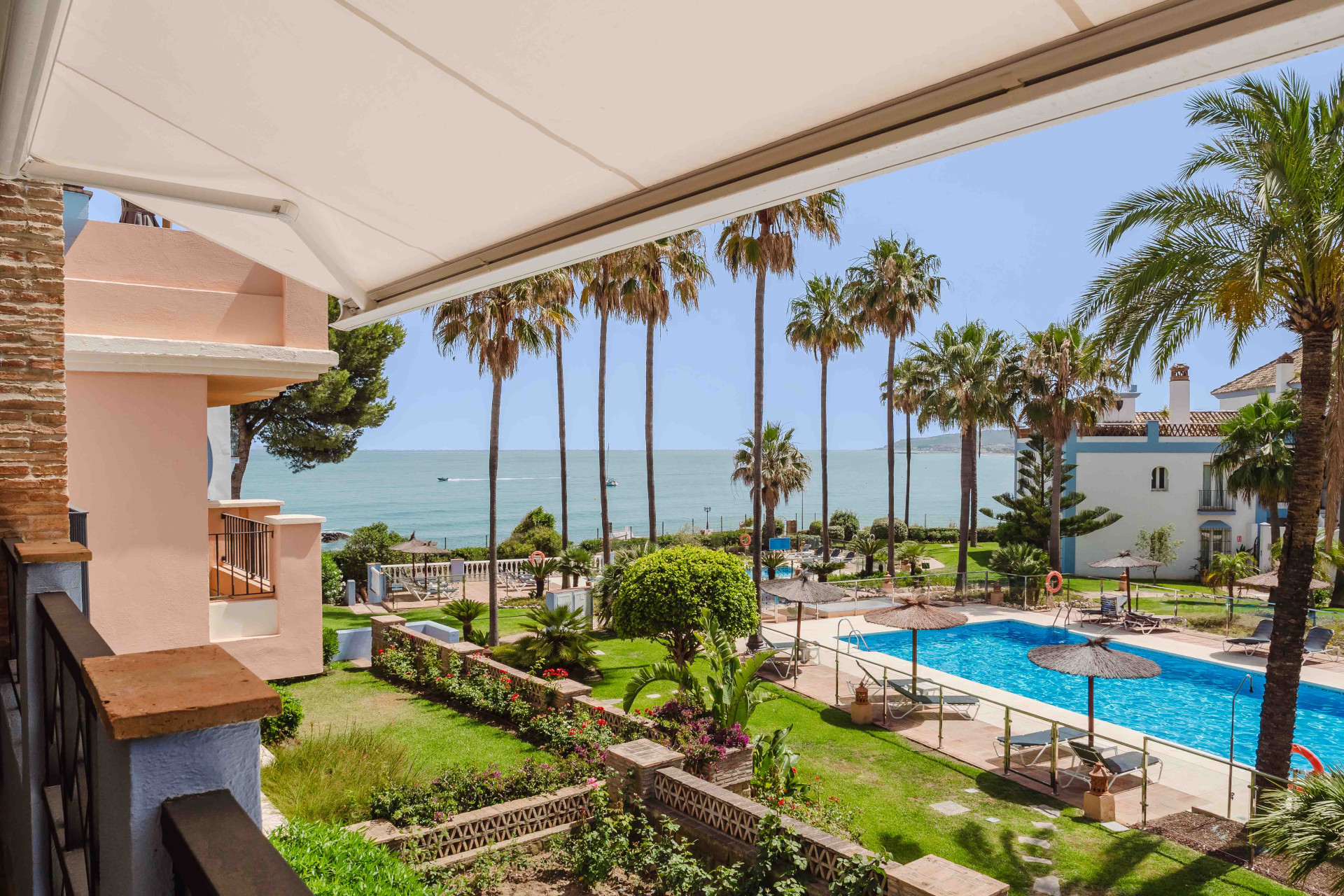 Strandnahe Wohnung in Erster Meereslinie in Casares – Südwestlage mit Meer-, Garten- und Poolblick
