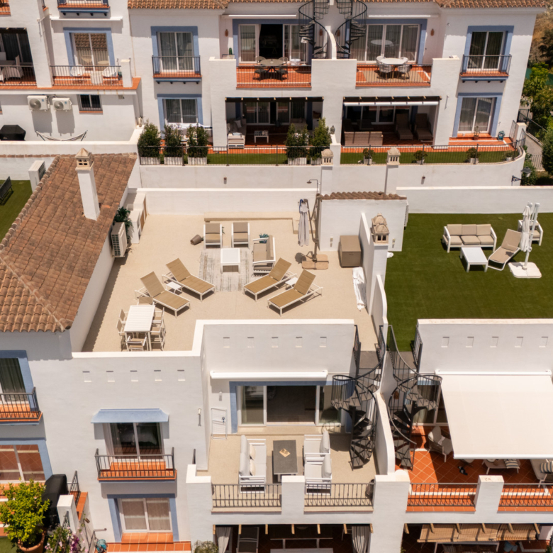Stunning 2-bedroom penthouse in Paraiso Pueblo, Benahavís, offering panoramic sea views, a 100m² rooftop solarium, luxury resort-style amenities