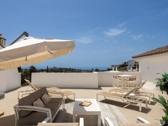Stunning 2-bedroom penthouse in Paraiso Pueblo, Benahavís, offering panoramic sea views, a 100m² rooftop solarium, luxury resort-style amenities