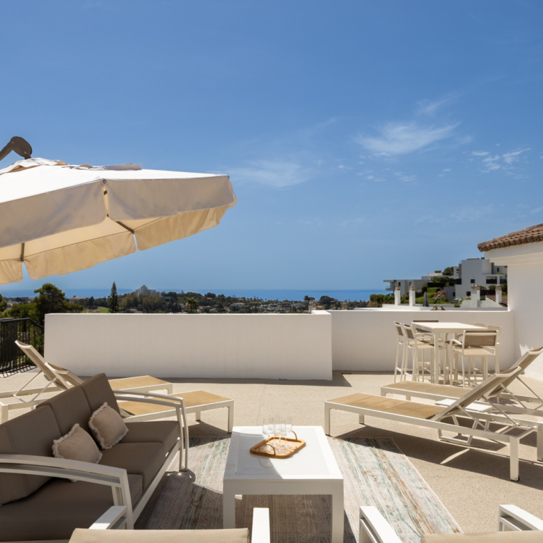 Stunning 2-bedroom penthouse in Paraiso Pueblo, Benahavís, offering panoramic sea views, a 100m² rooftop solarium, luxury resort-style amenities