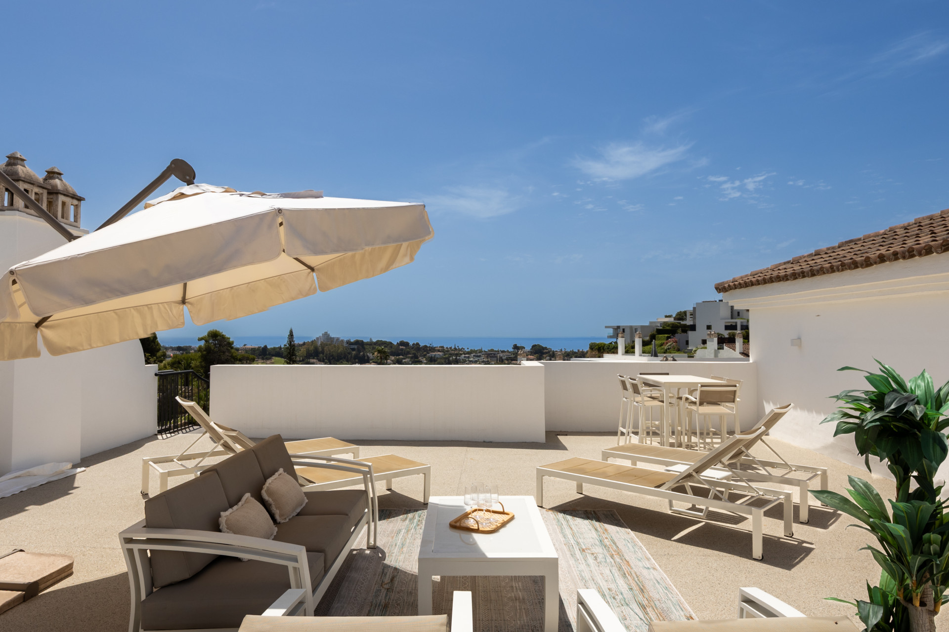 Stunning 2-bedroom penthouse in Paraiso Pueblo, Benahavís, offering panoramic sea views, a 100m² rooftop solarium, luxury resort-style amenities