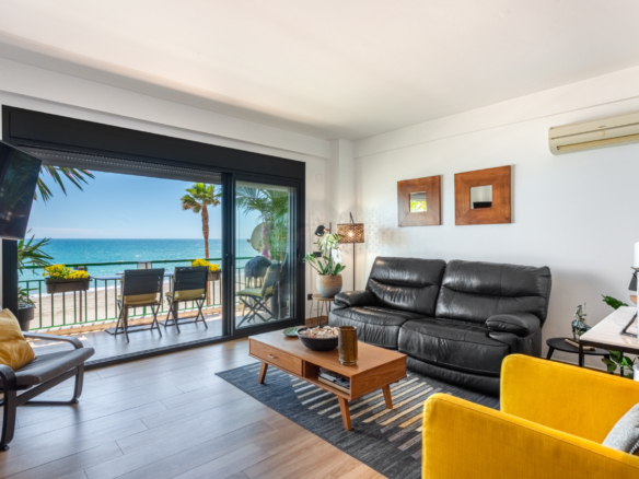 Stunning 3-bedroom beachfront apartment with 180º sea views