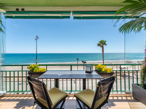 Stunning 3-bedroom beachfront apartment with 180º sea views