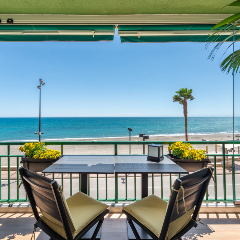 Stunning 3-bedroom beachfront apartment with 180º sea views