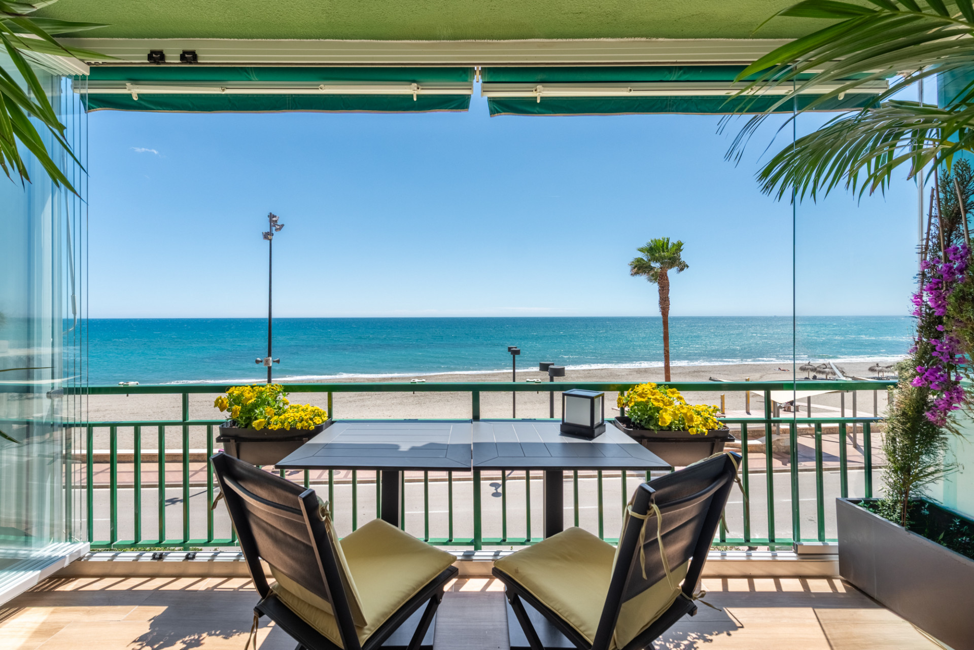 Stunning 3-bedroom beachfront apartment with 180º sea views