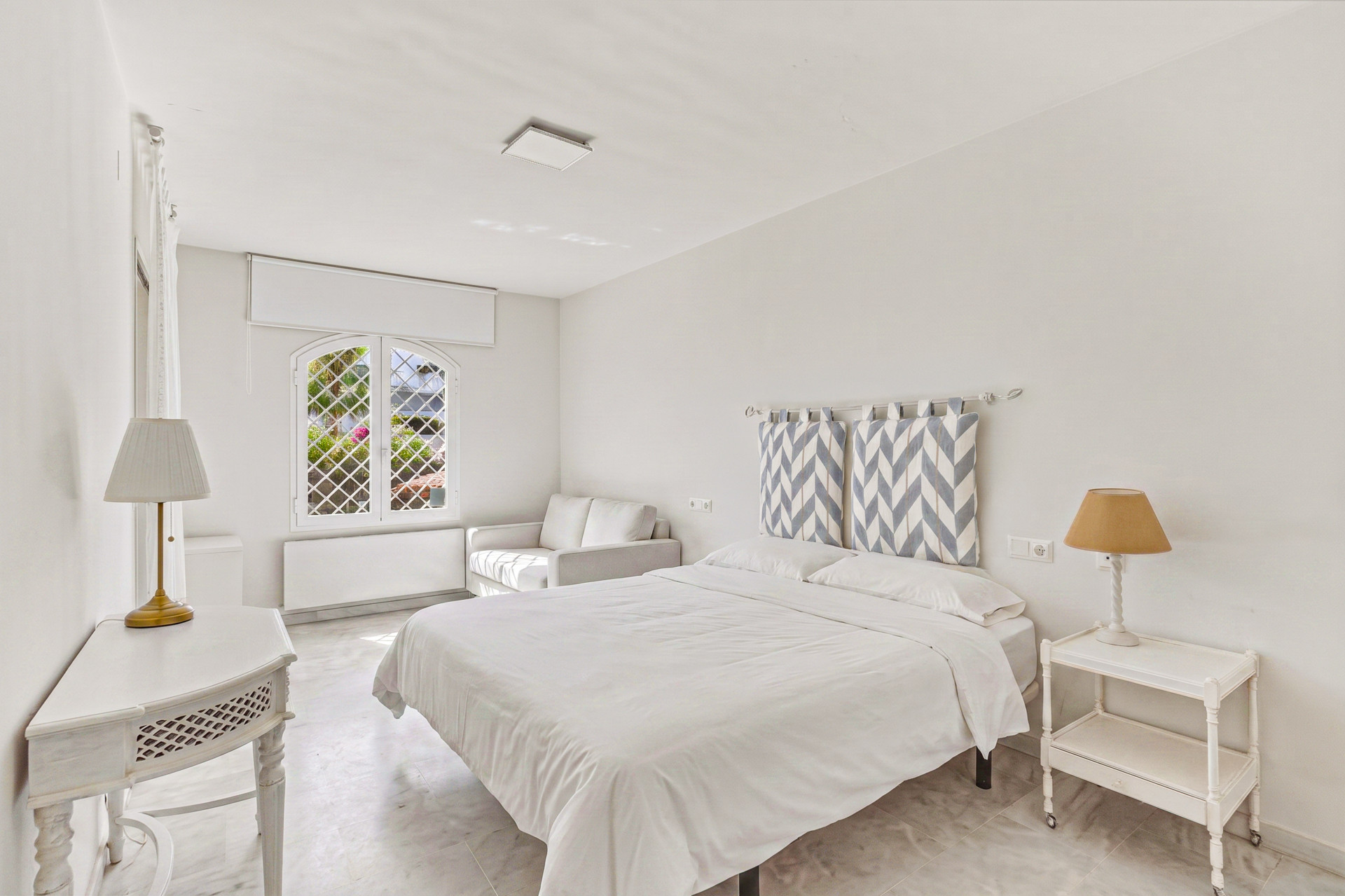 Bright and spacious three-bedroom ground floor apartment located in the highly sought-after Golden Beach urbanisation in Elviria