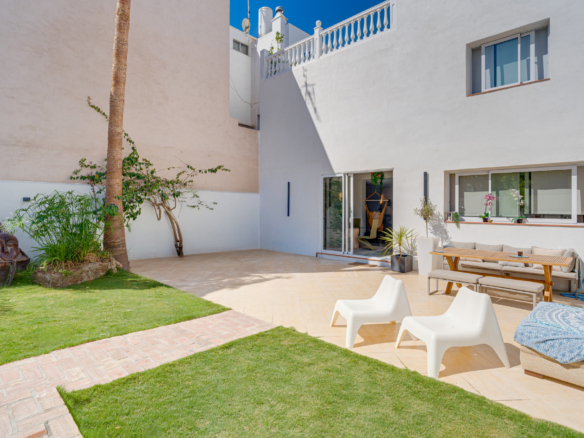 Unikátní pět ložnice městský dům se střešní terasou a vynikající nájemní potenciál v Cancelada, Estepona