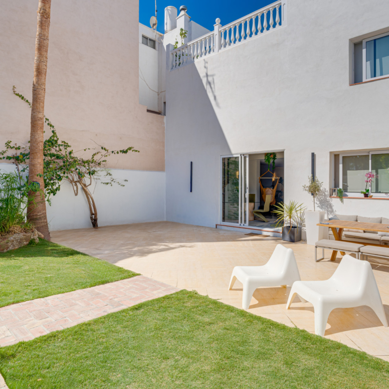 Unikátní pět ložnice městský dům se střešní terasou a vynikající nájemní potenciál v Cancelada, Estepona