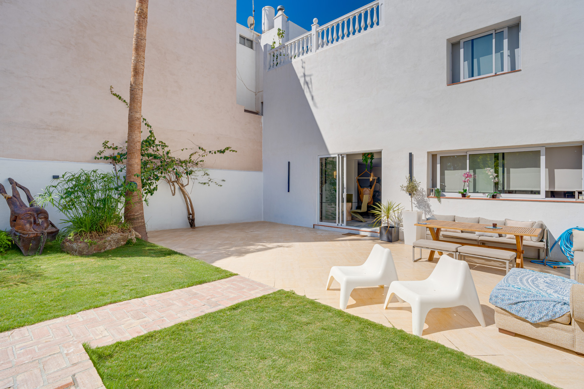 Unikátní pět ložnice městský dům se střešní terasou a vynikající nájemní potenciál v Cancelada, Estepona