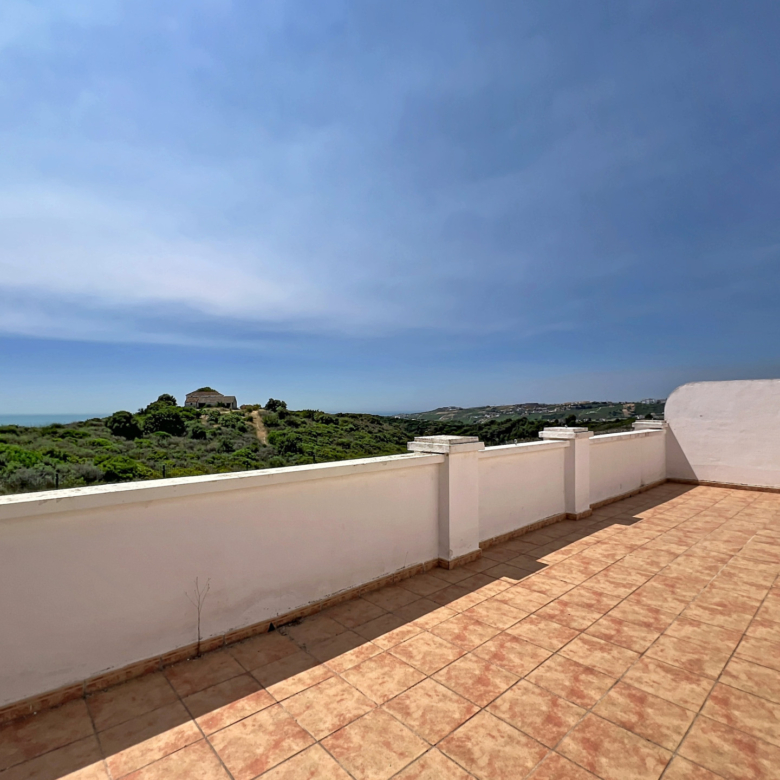 Villa between the golf courses of Finca Cortesin and Doña Julia in Casares Costa