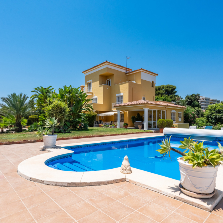 Villa mit Panoramablick auf das Meer zum Verkauf neben Atalaya Golf – Goldenes Dreieck