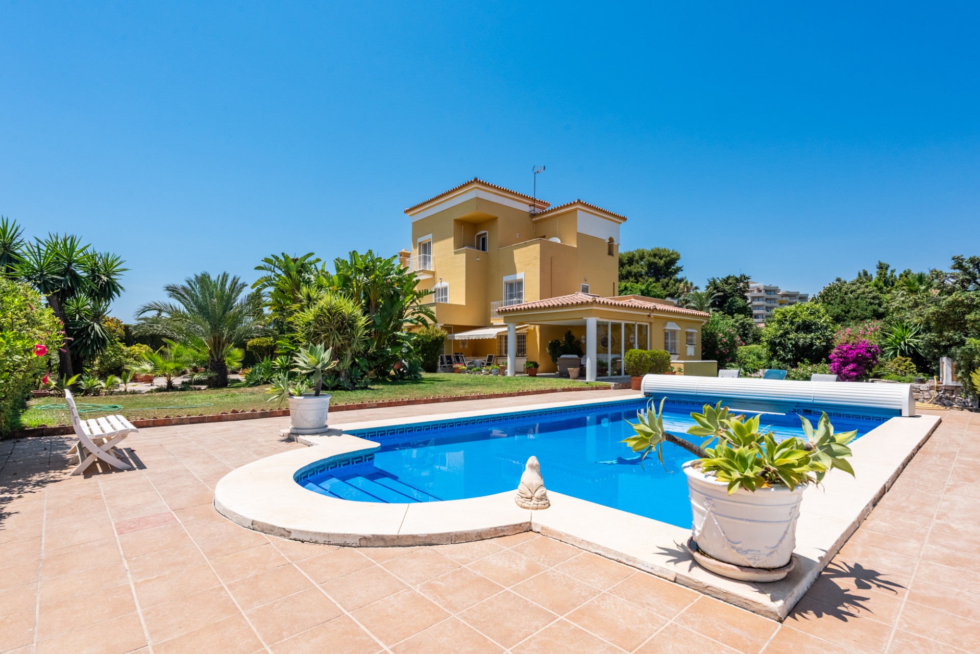 Villa mit Panoramablick auf das Meer zum Verkauf neben Atalaya Golf – Goldenes Dreieck