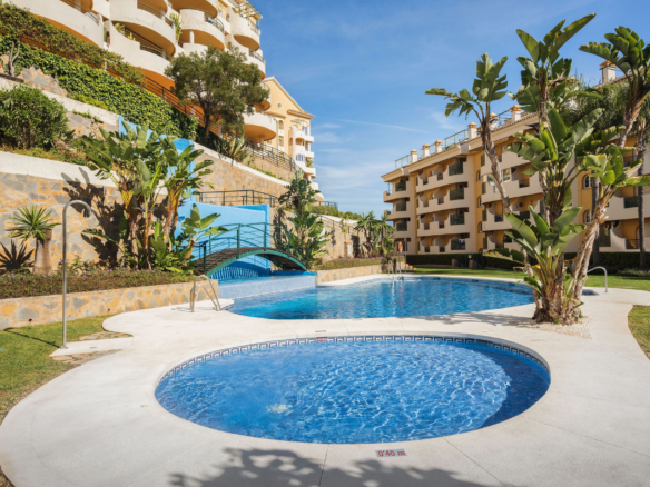 Welcome to this bright apartment in amazing location with panoramic views!