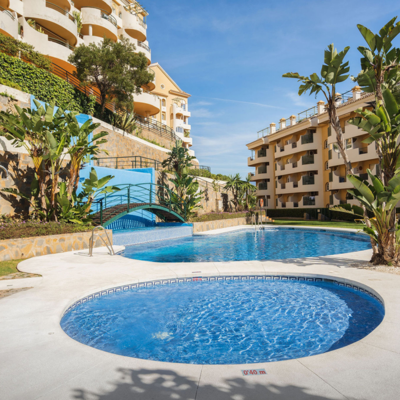 Welcome to this bright apartment in amazing location with panoramic views!