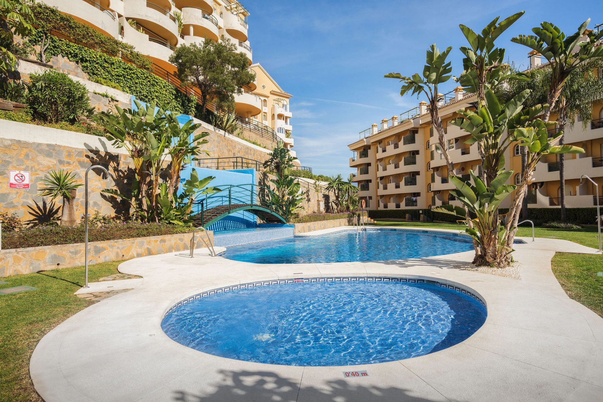 Welcome to this bright apartment in amazing location with panoramic views!