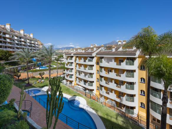 APARTMENT IN SEÑORÍO DE ALOHA, NUEVA ANDALCÍA