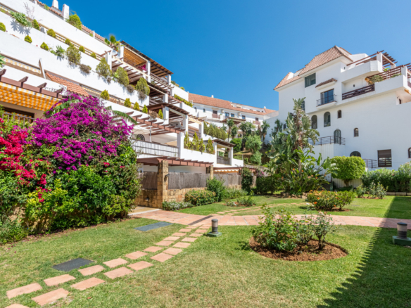 Apartment in a quiet development on the Golden Mile with tourist license.