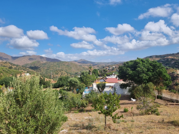 Charmante, komplett renovierte Finca mit Pool und Obstgarten – Entrerríos, Mijas Eine wunderbare Gelegenheit, das ruhige Landleben nur 15 Minuten von den Stränden von La Cala de Mijas entfernt zu genießen.