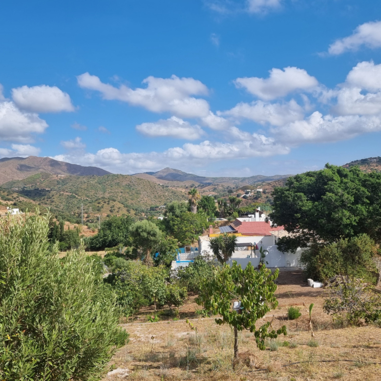 Charmante, komplett renovierte Finca mit Pool und Obstgarten – Entrerríos, Mijas Eine wunderbare Gelegenheit, das ruhige Landleben nur 15 Minuten von den Stränden von La Cala de Mijas entfernt zu genießen.