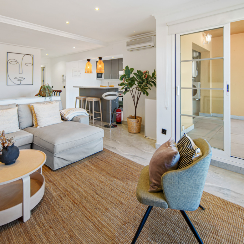 Charmantes 2-Schlafzimmer-Duplex nahe Puerto Banús – Terrasse, Meerblick & Vermietungslizenz