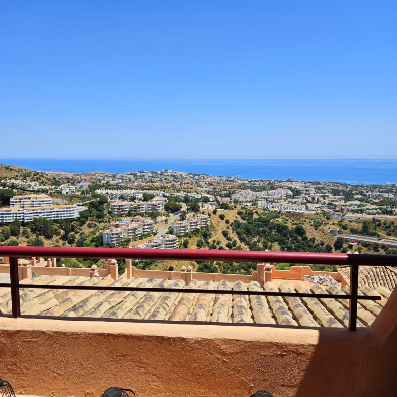 Drei-Zimmer-Wohnung mit Panoramablick auf das Meer in Calahonda