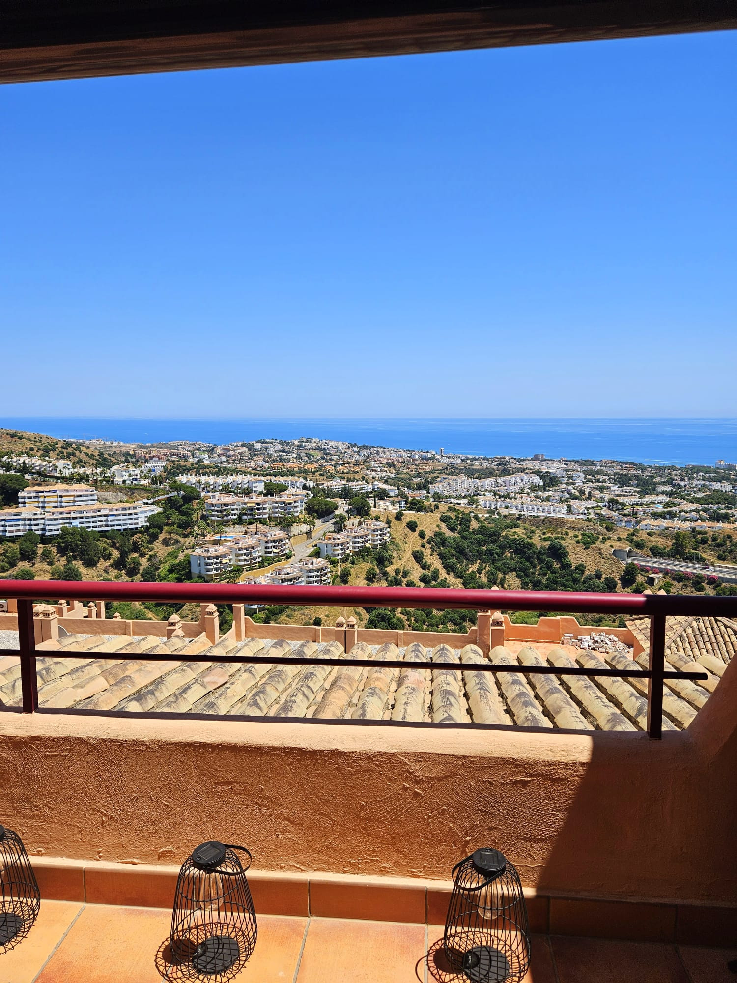 Drei-Zimmer-Wohnung mit Panoramablick auf das Meer in Calahonda