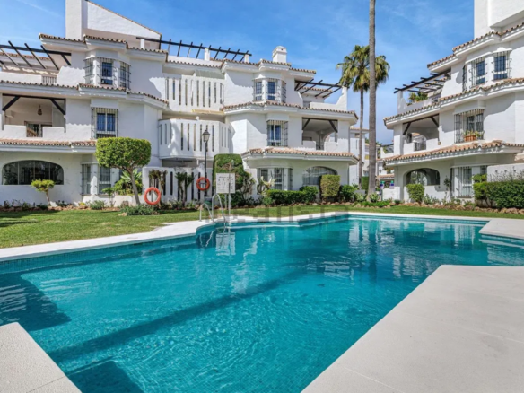 Duplex Penthouse mit Touristenlizenz in Los Naranjos de Marbella, Nueva Andalucía