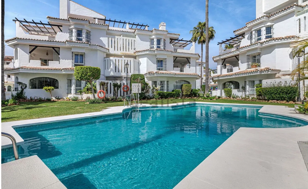 Duplex Penthouse mit Touristenlizenz in Los Naranjos de Marbella, Nueva Andalucía