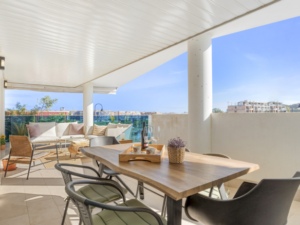 Elegant 2-Bedroom Apartment with Spacious Terrace in Jardines de las Lagunas, Mijas Costa