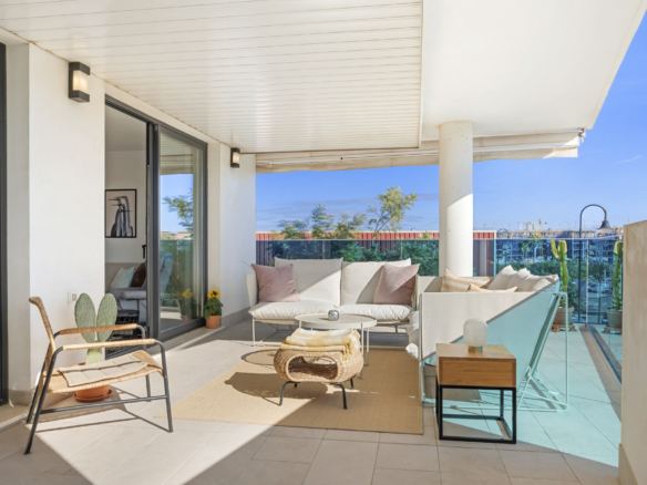 Elegant 2-Bedroom Apartment with Spacious Terrace in Jardines de las Lagunas, Mijas Costa