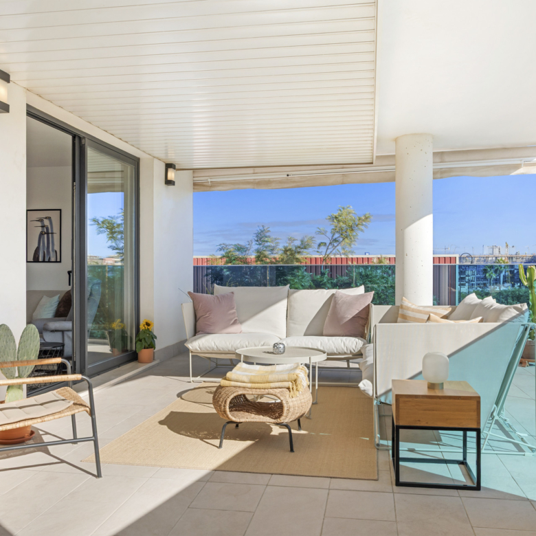 Elegant 2-Bedroom Apartment with Spacious Terrace in Jardines de las Lagunas, Mijas Costa