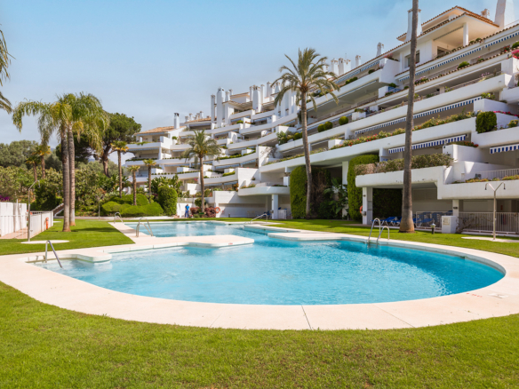 Elegant dúplex amb orientació sud i àmplies terrasses a Río Real, Marbella est
