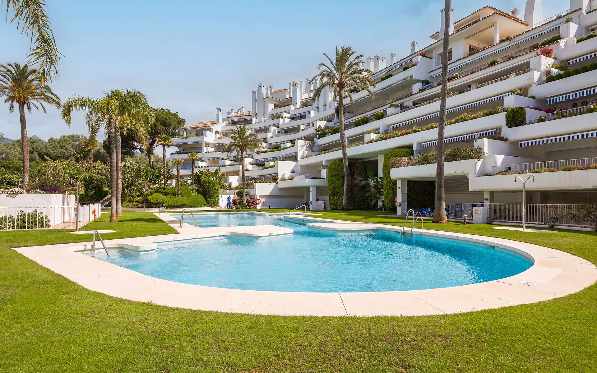 Elegant dúplex amb orientació sud i àmplies terrasses a Río Real, Marbella est