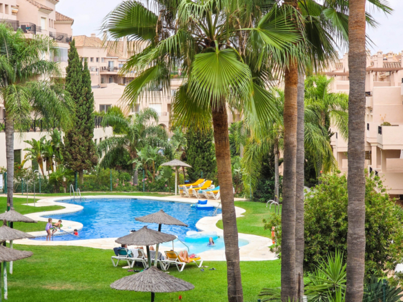 Erdgeschosswohnung mit Panoramablick und Zwei Terrassen in La Duquesa