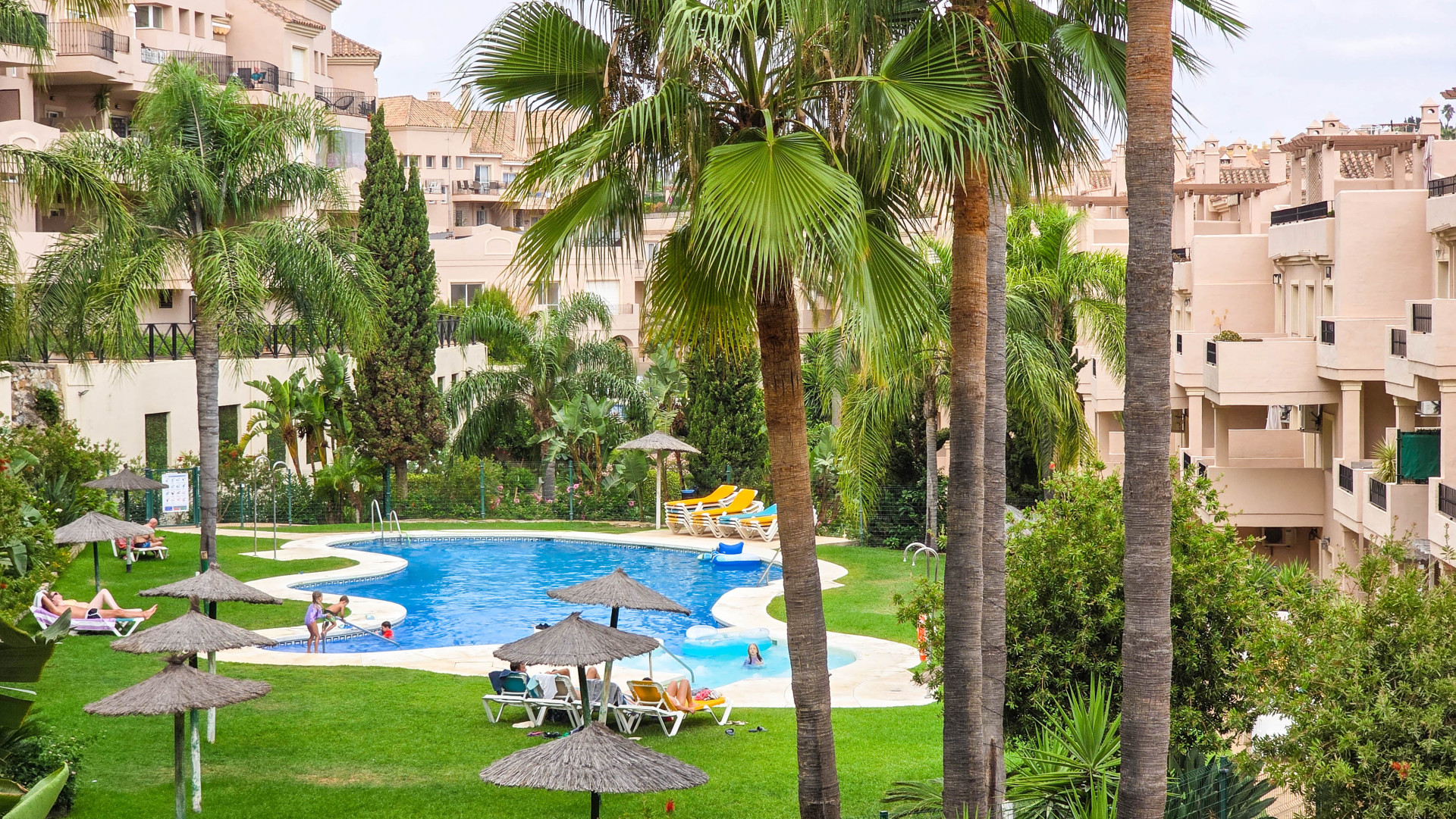 Erdgeschosswohnung mit Panoramablick und Zwei Terrassen in La Duquesa