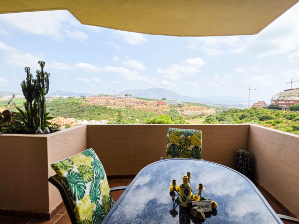 Erdgeschosswohnung mit Panoramablick und Zwei Terrassen in La Duquesa
