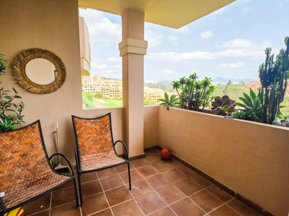 Erdgeschosswohnung mit Panoramablick und Zwei Terrassen in La Duquesa