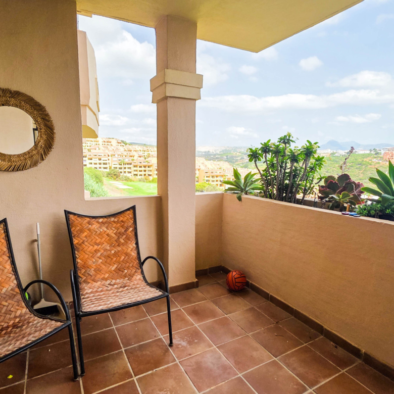 Erdgeschosswohnung mit Panoramablick und Zwei Terrassen in La Duquesa