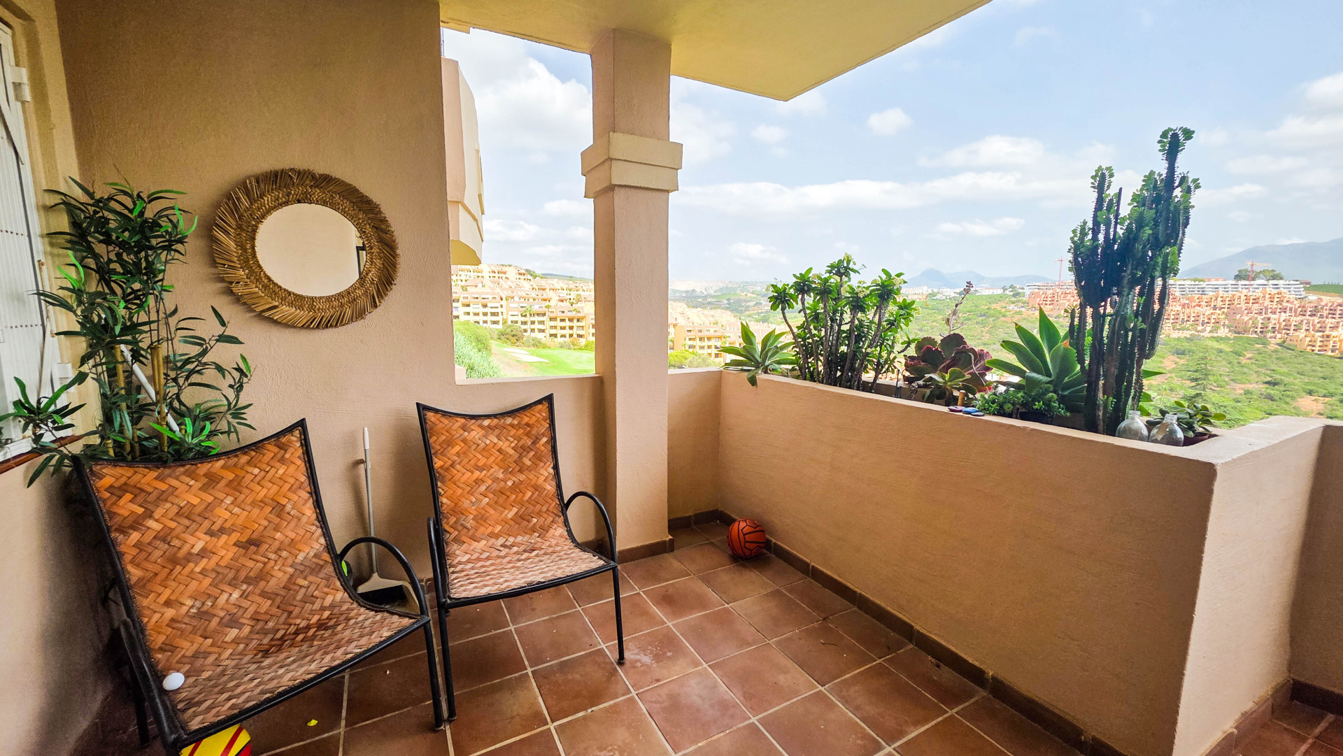 Erdgeschosswohnung mit Panoramablick und Zwei Terrassen in La Duquesa 7