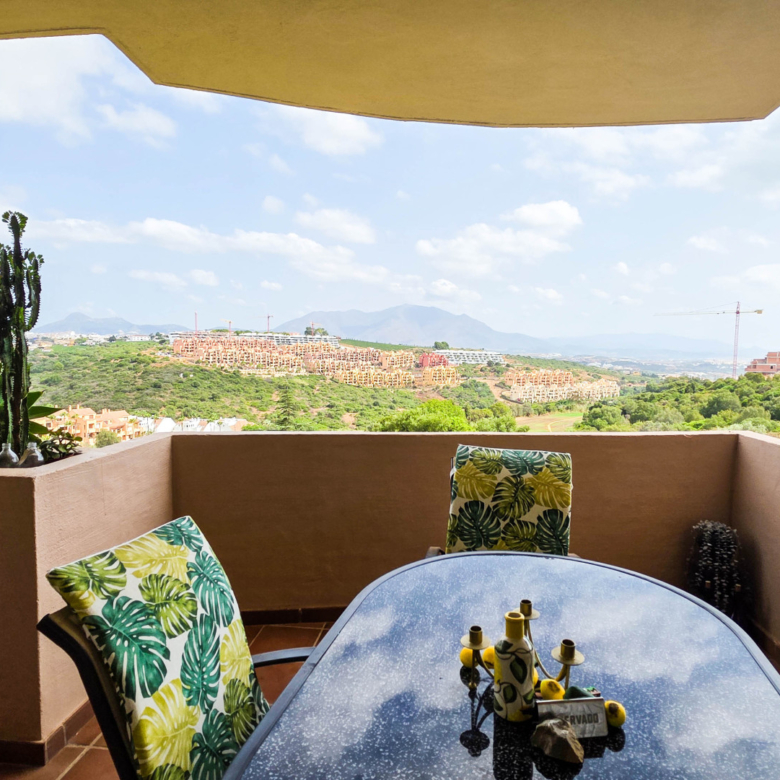 Erdgeschosswohnung mit Panoramablick und Zwei Terrassen in La Duquesa