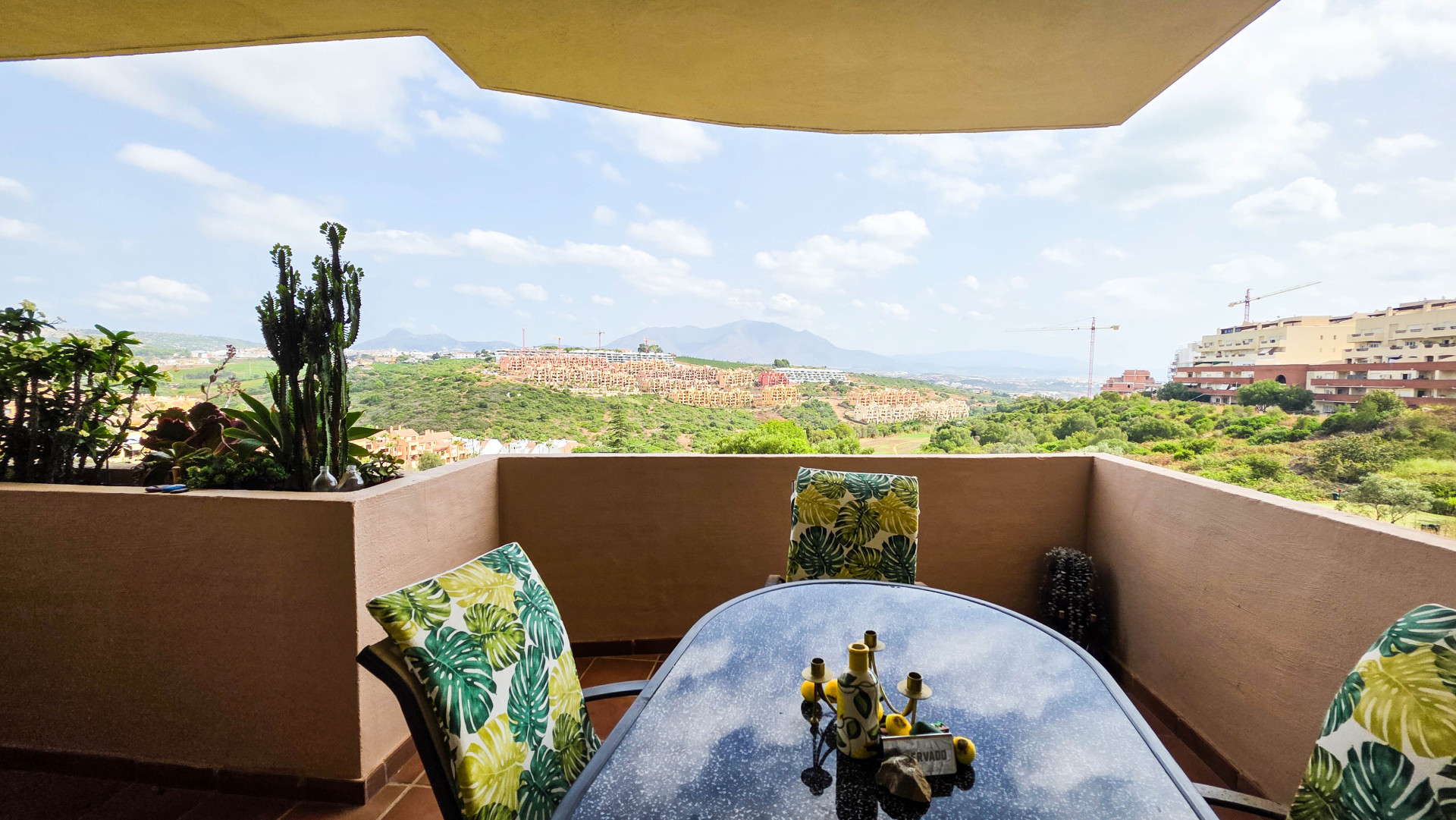 Erdgeschosswohnung mit Panoramablick und Zwei Terrassen in La Duquesa