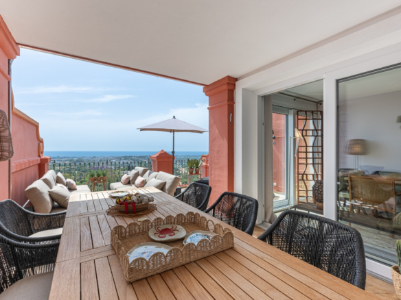 Exclusive Duplex Reformed with Panoramic Sea Views in La Quinta, Benahavís